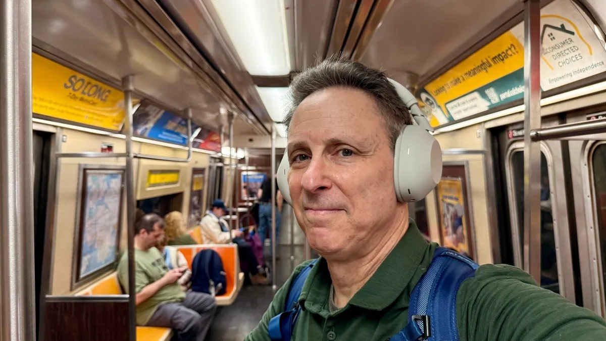 地下鉄でノイズキャンセリングをテスト中 提供：David Carnoy/CNET