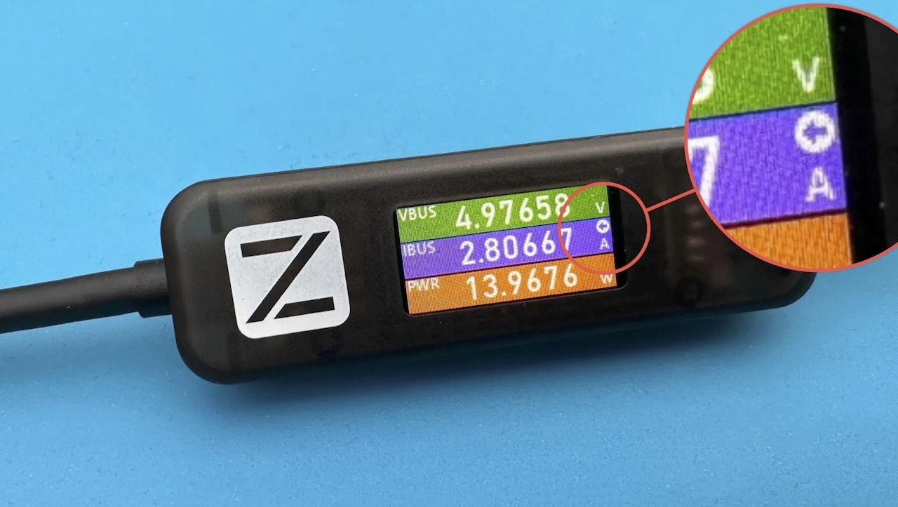 ディスプレイの小さな矢印が電力の流れる方向を示す（Adrian Kingsley-Hughes/ZDNET）