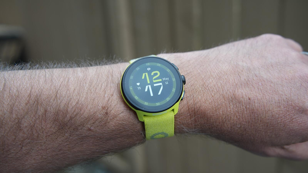 腕に着けたSuunto Run