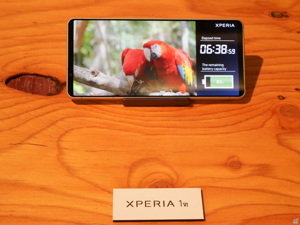 ソニーは2024年発売の「Xperia 1 VI」で、従来の特徴の1つだった21対9比率の4Kディスプレイを止め、19.5対9比率のFHD＋ディスプレイに変更。ネット動画の視聴しやすさやバッテリー持続時間の向上につながり消費者からは好評価を得たようだ