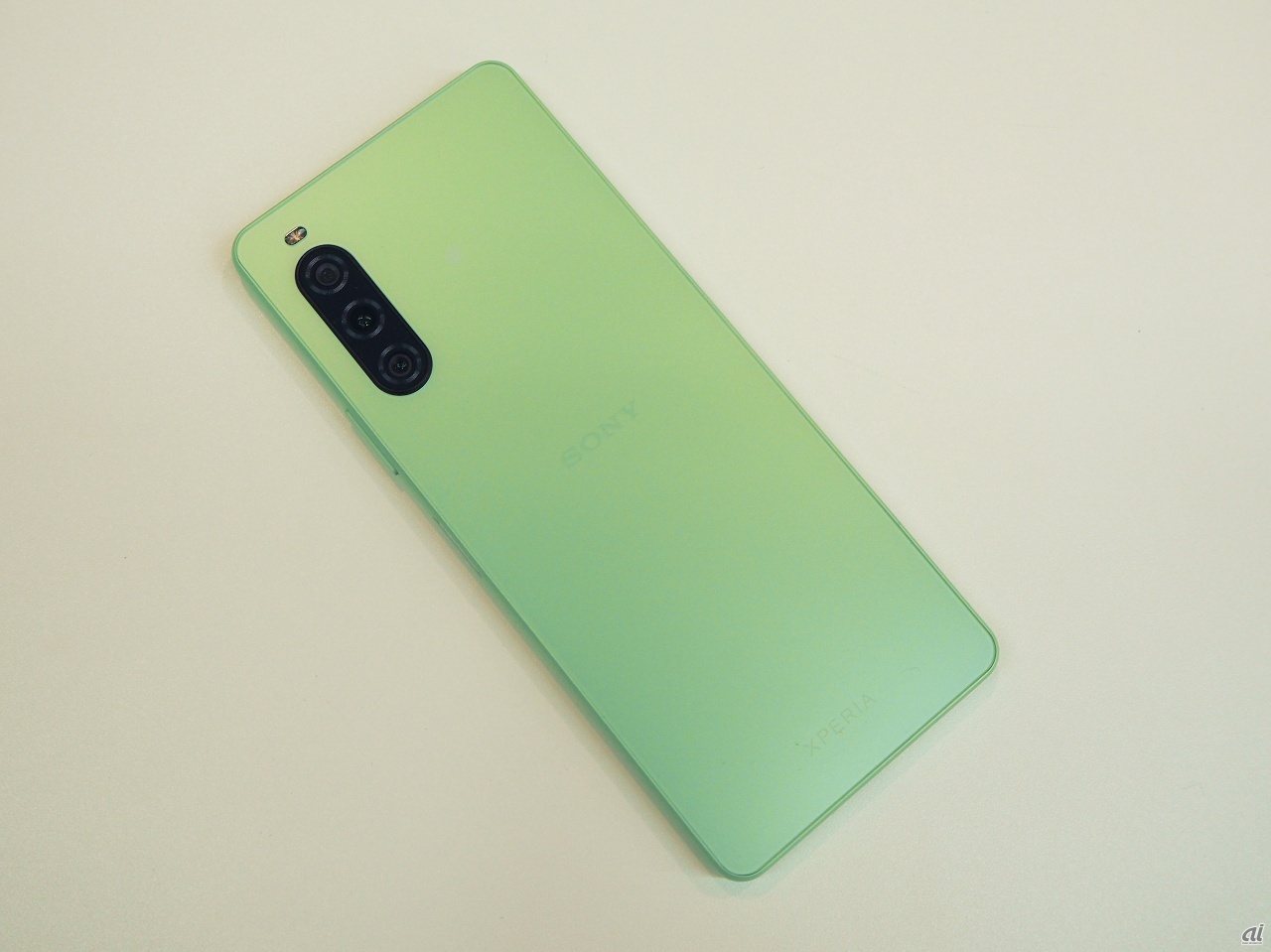 「Xperia 10 VI」は2024年の夏商戦向けにメーカー各社から投入されたミドルクラスのスマートフォンの中で、携帯3社全てから販売された数少ないモデルでもある