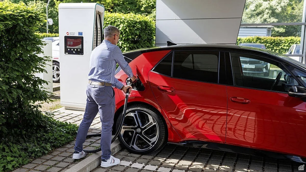 ドイツで充電中のフォルクスワーゲン製EV（Jens Schlueter／AFP via Getty Images）