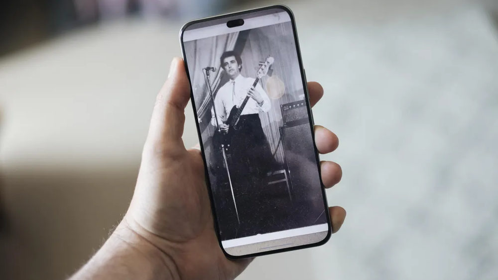筆者の父親の写真が写っているスマートフォン