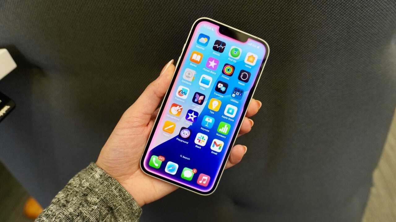 手に持ったスマートフォン