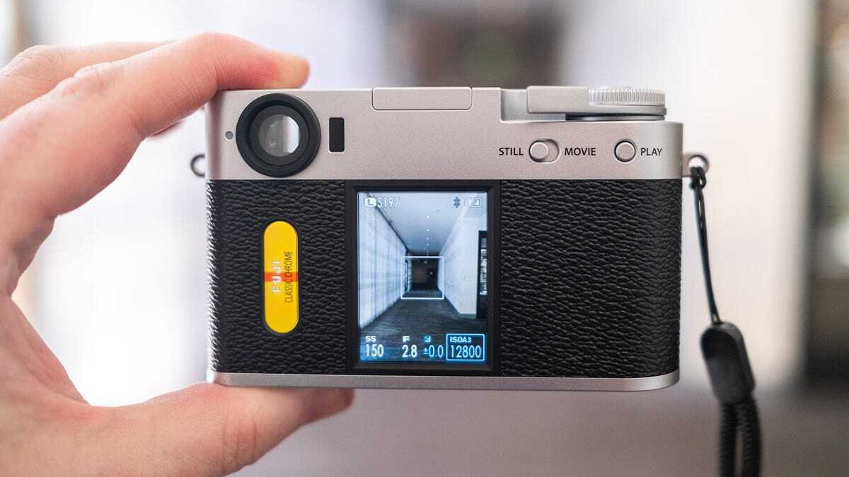 X halfの背面。縦型の画面に映像が表示されている