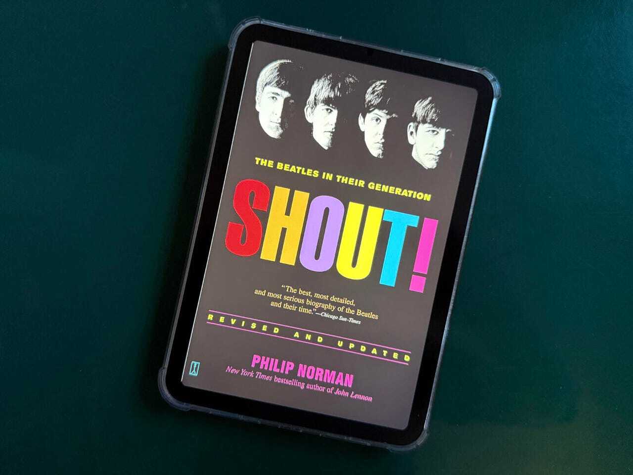「Shout!: The Beatles in Their Generation」の表紙が表示されたiPad mini