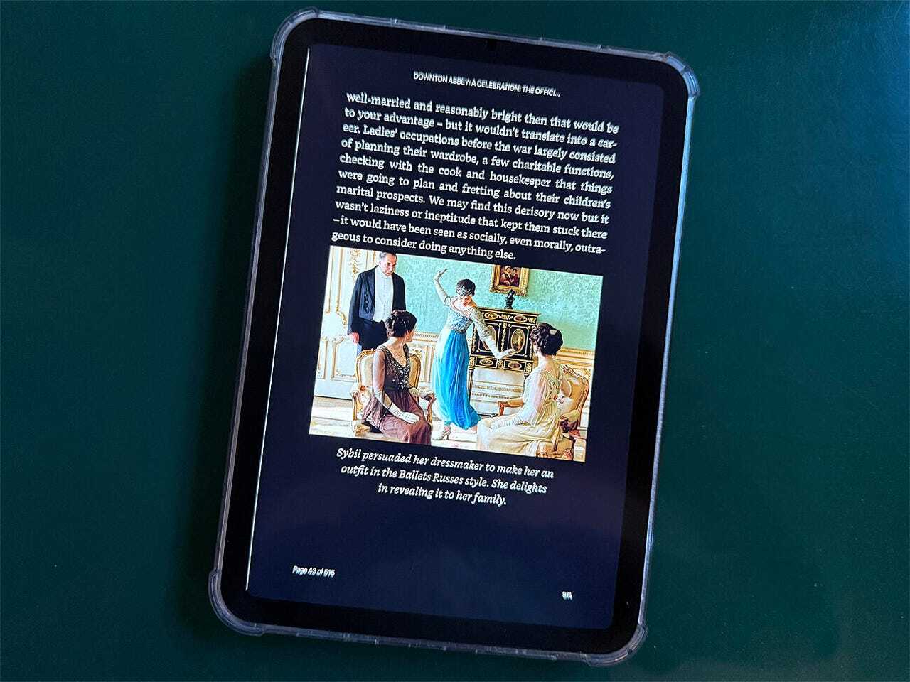 カラー画像のある本のページが表示されたiPad mini
