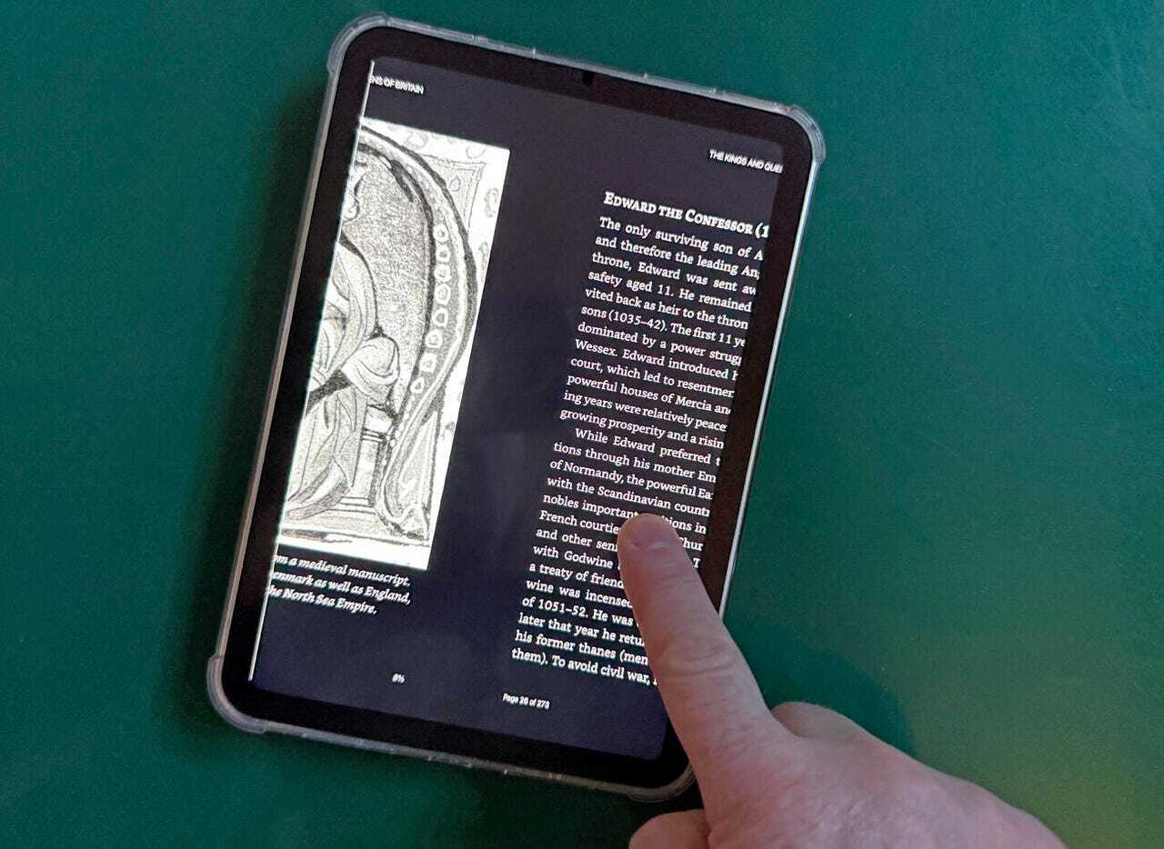 iPadで電子書籍のページをめくる様子
