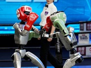人型ロボット同士が殴る蹴る、世界初のキックボクシング大会ハイライト【動画】
