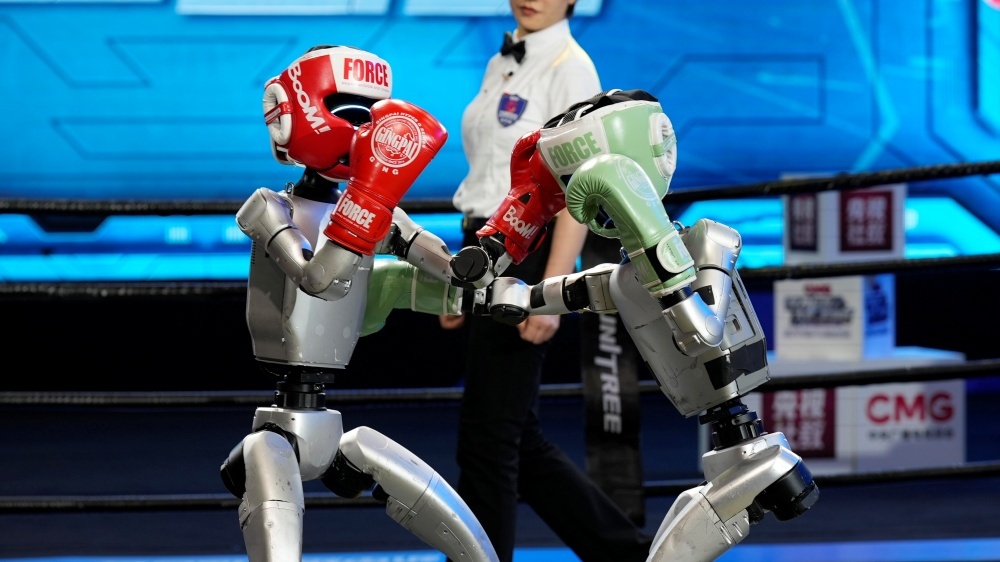相手の頭を殴るUnitree G1ロボット