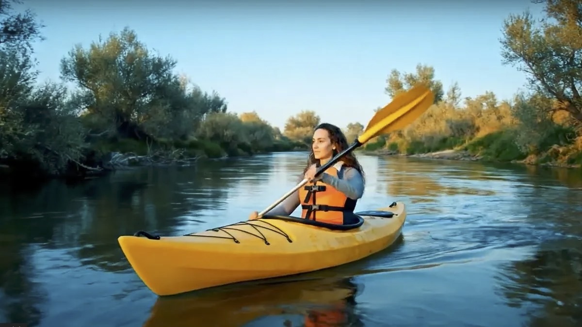 Google Veo 3で生成した動画の一例。川でカヤックを漕ぐ女性。水しぶきの音までリアルに再現されている（Google Veo 3 / CNET）