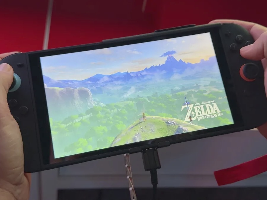 Nintendoは説明書の中で「画面の保護フィルムは絶対に剥がさないように」と明記している（Numi Prasarn/CNET）
