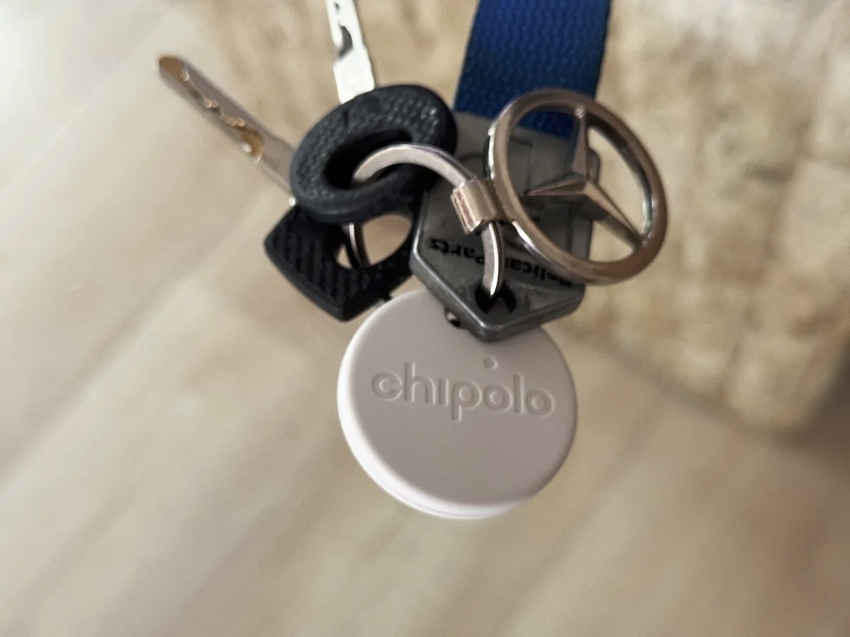 Chipolo製のトラッカーには、本体自体にキーリング用の穴が備わっている。 撮影：Nelson Aguilar／CNET
