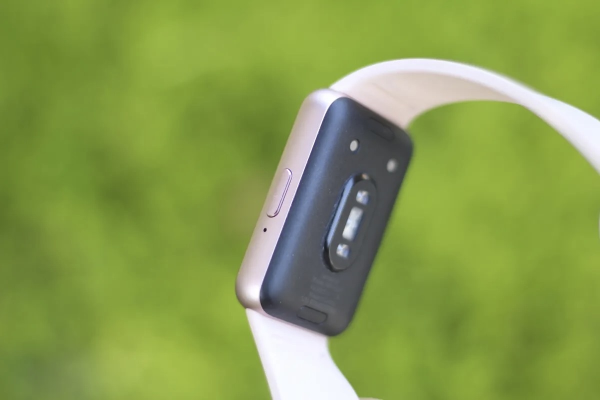 Fit 3には高度なヘルスセンサーが搭載され、操作はシンプルなボタン一つのみ（Vanessa Hand Orellana/CNET）