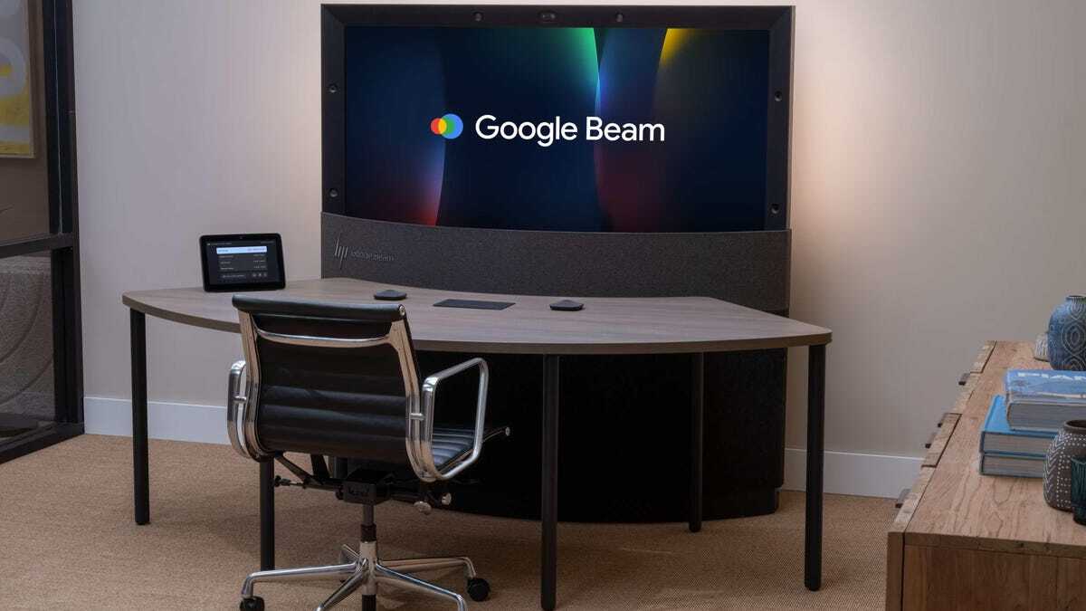 設置されたHP Dimension with Google Beamとデスク、椅子