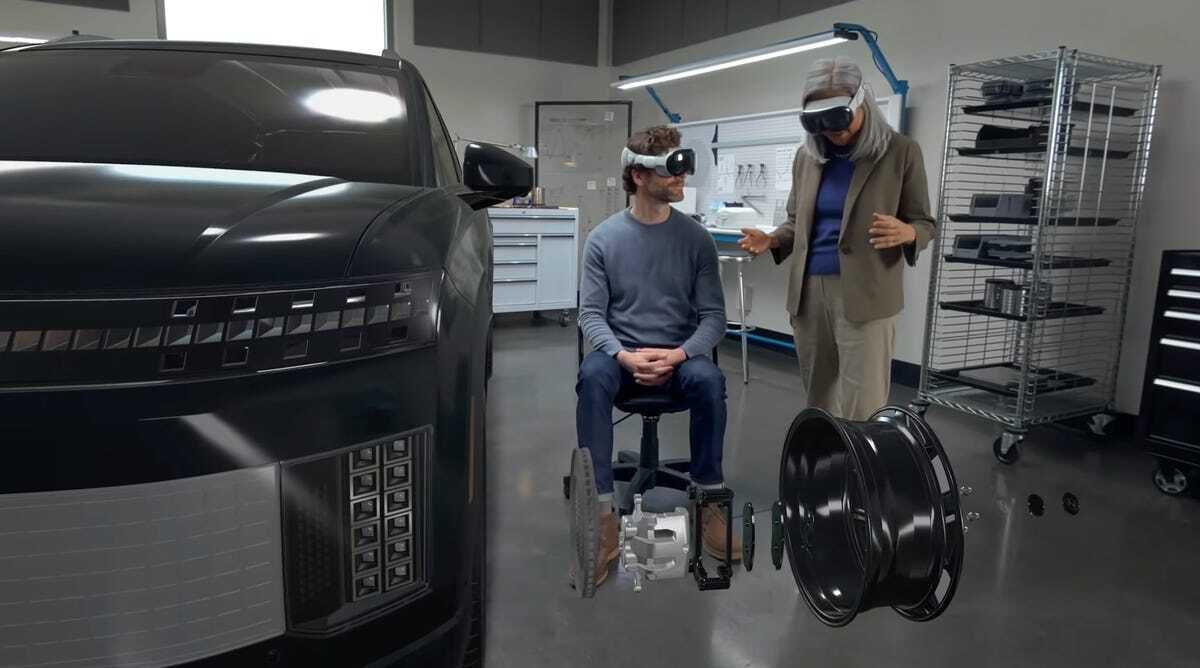 Vision Proを付けて作業する2人の人物