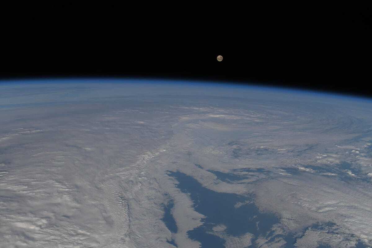 地球のはるか向こうに月が見える写真