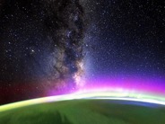 「月面から昇る太陽」「宇宙の竜巻」など–2025年注目の宇宙写真8選