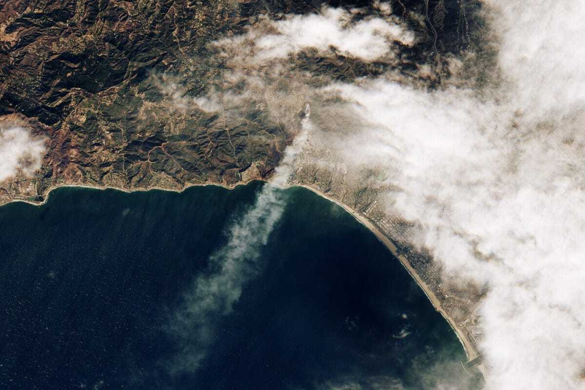 カリフォルニアの火災で煙が発生している様子を捉えた写真