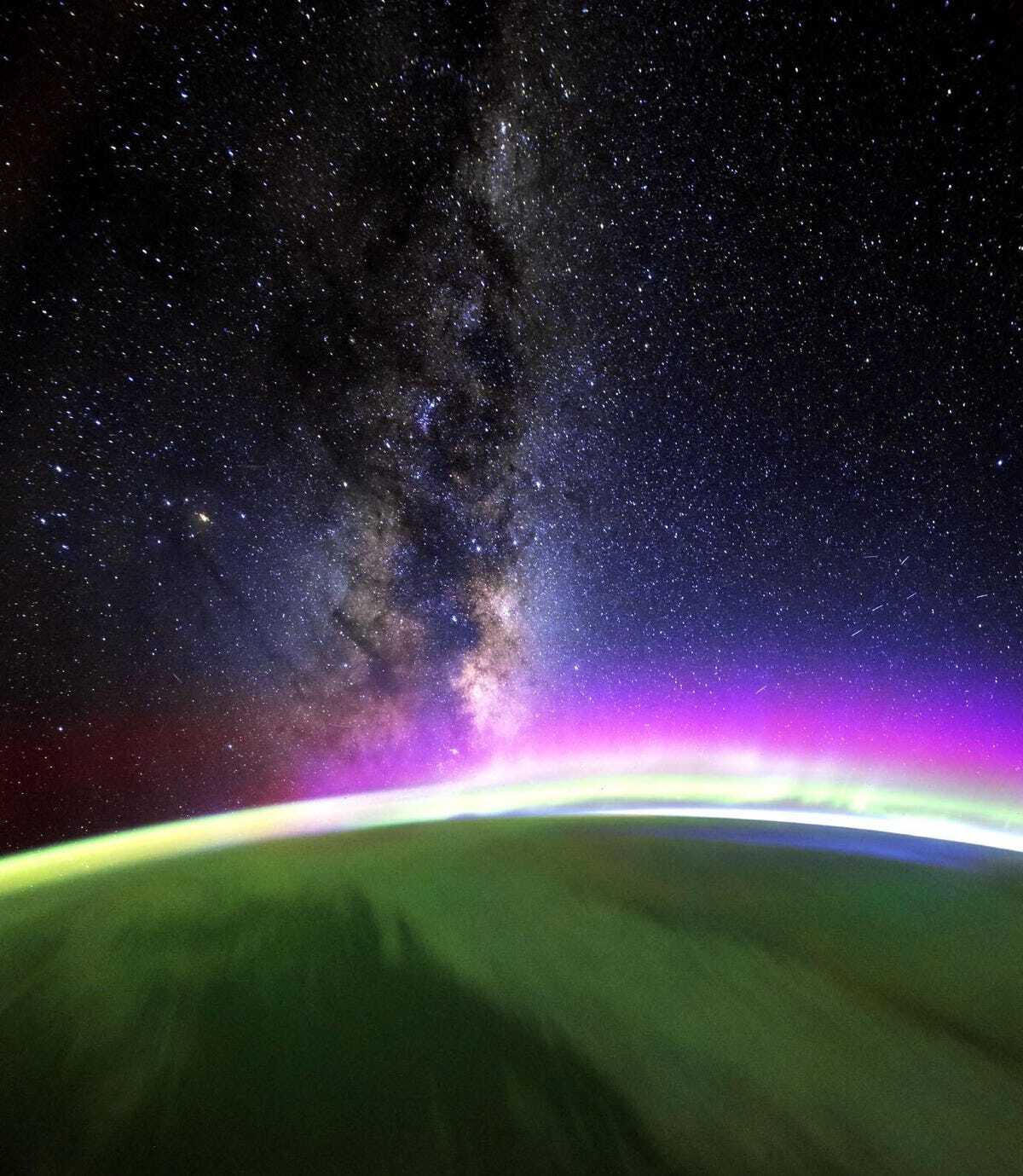 ISSから撮影した日の出直前の地球の写真