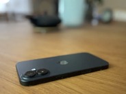 なぜ私はiPhoneを机に置くとき、いつも画面を伏せるのか