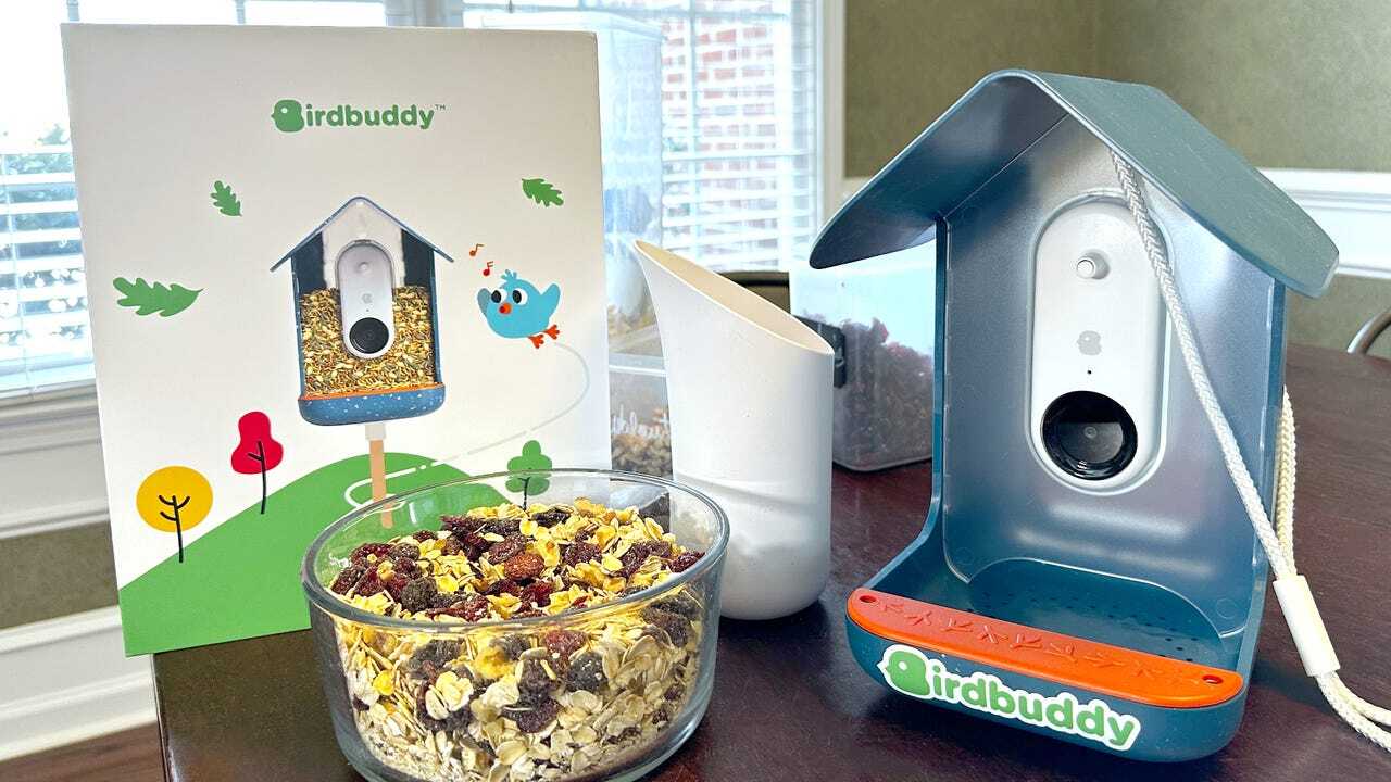 Bird Buddyと、餌の入った器