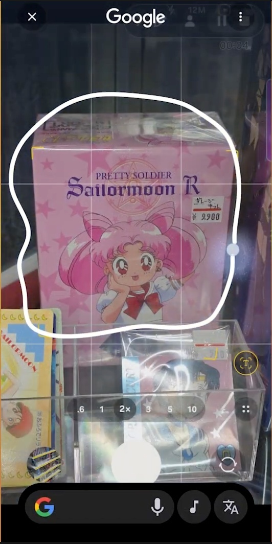 セーラームーンのキャラクターがプリントされた箱