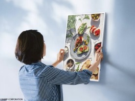 シャープ、A2サイズのカラー電子ペーパー発売　紙のポスターを代替