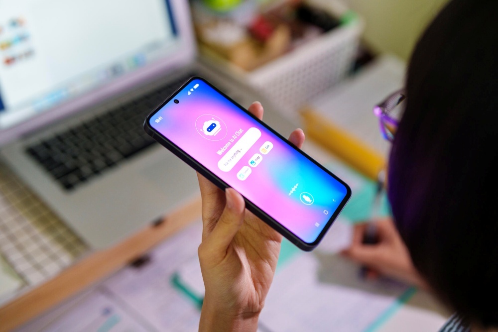 チャットボットが表示されたスマホ