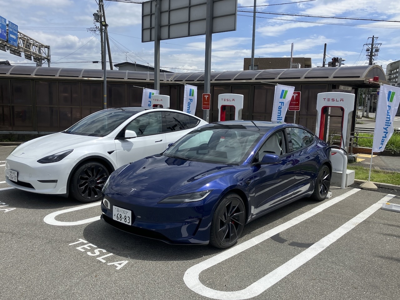 コンビニ駐車場に設置のスーパーチャージャー