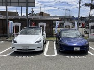 テスラ「スーパーチャージャー」、全国ファミマに設置拡大–15分で275km分充電