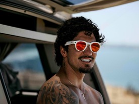 Metaの新型Oakleyスマートグラス、今夏発売へ--Ray-Banとの違いは？