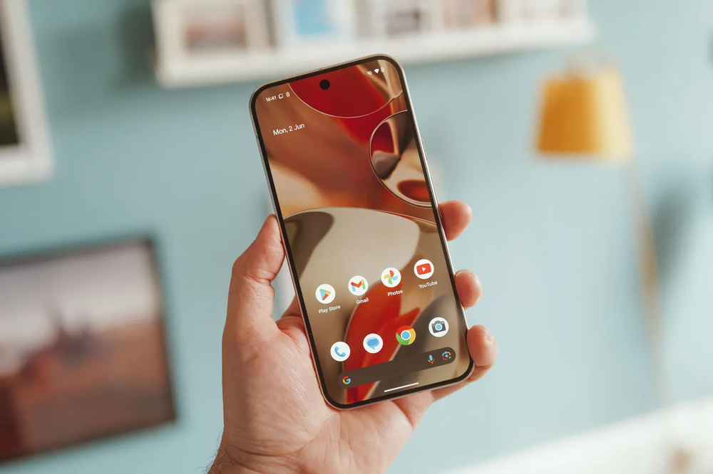 Pixel 9 Proを手に持っている写真