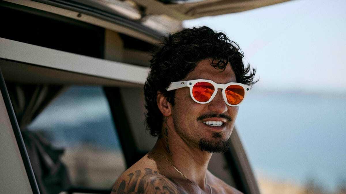 Oakley Meta HSTNをかけた人