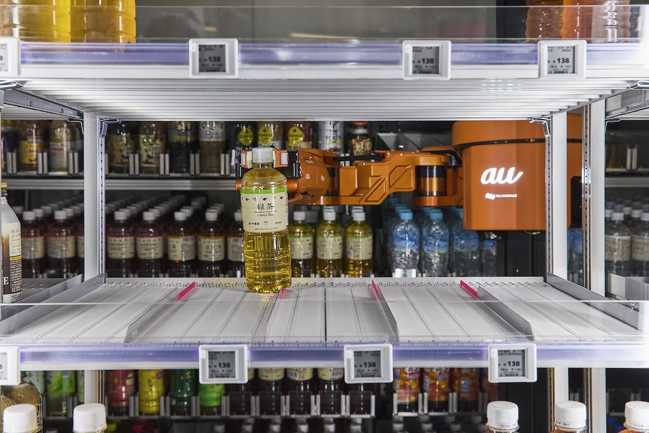 負荷の大きい飲料の陳列を24時間365日実施するロボ