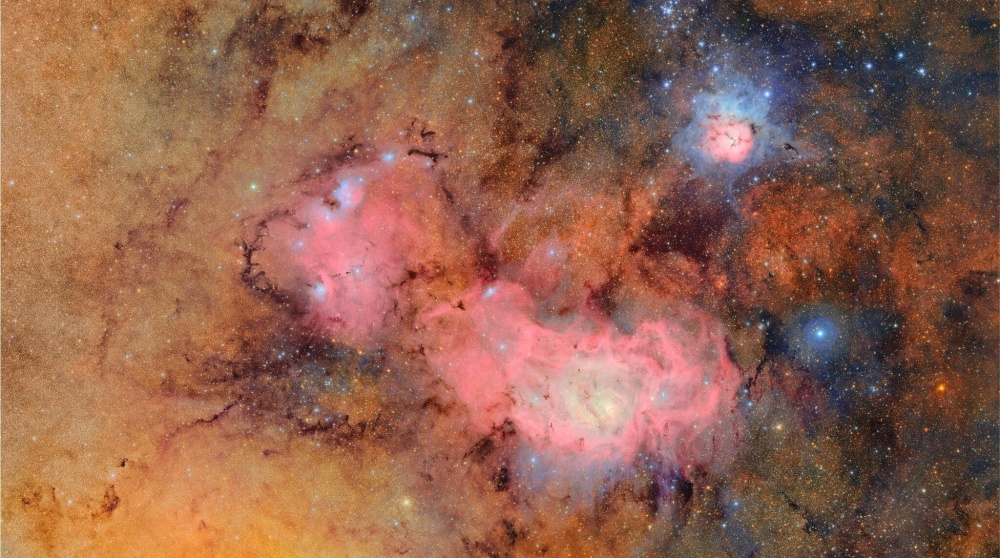 ピンクの星雲の画像