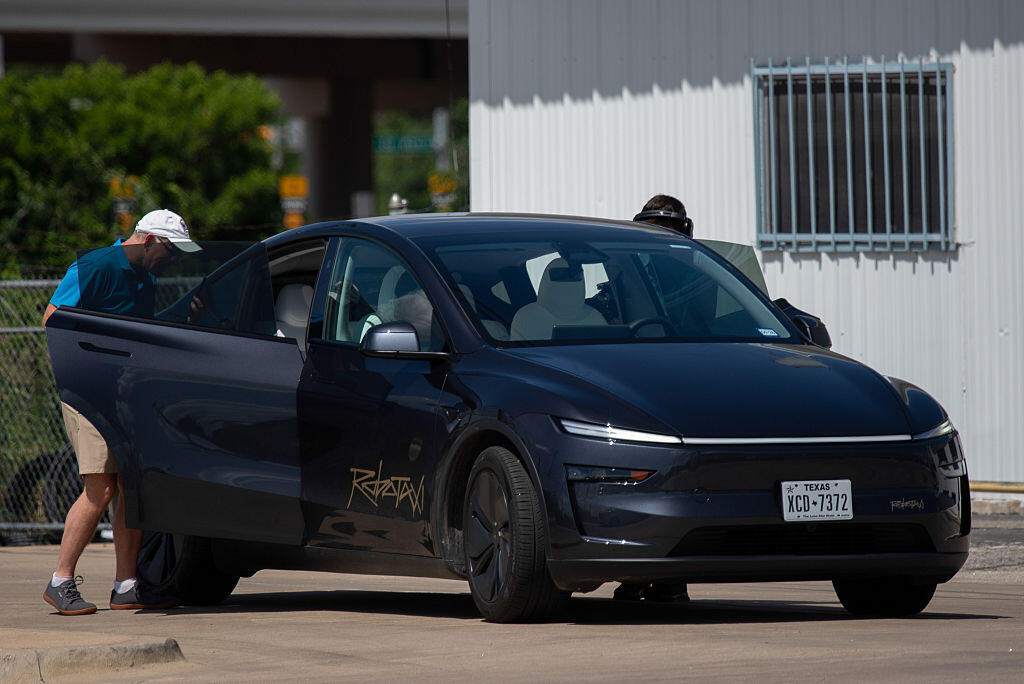 Teslaのロボタクシーに乗り込む人