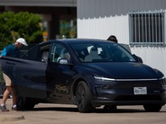 テスラのロボタクシー、「誤った車線を走行」「速度違反」との報告–当局が調査へ