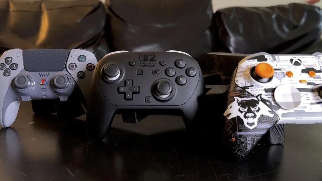 DualSense Edge（左）、Switch 2 Proコントローラー（中央）、Xbox Elite 2（右） （Sean Booker／CNET）