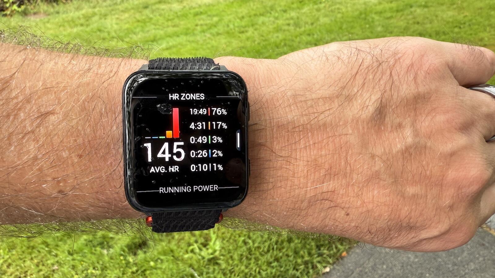 Garmin Venu X1を着けた筆者の腕