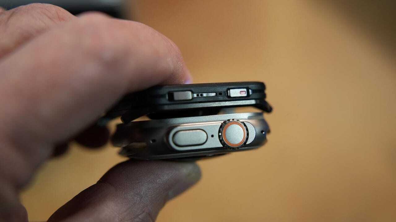 Garmin Venu X1とApple Watch Ultra 2を重ねた様子