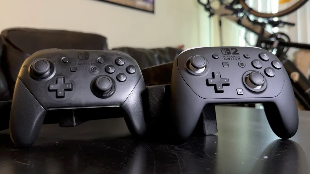 Switch Proコントローラー（左）とSwitch 2 Proコントローラー（右） （Sean Booker／CNET）