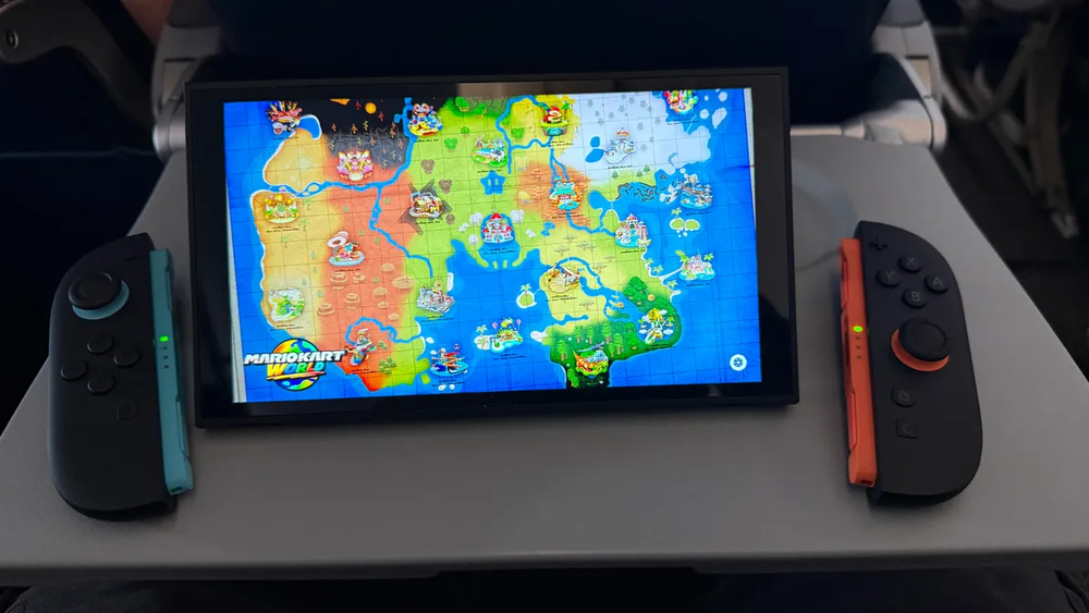 飛行機内でプレイ中のSwitch 2