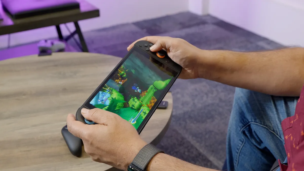 携帯モードでプレイ中のSwitch 2