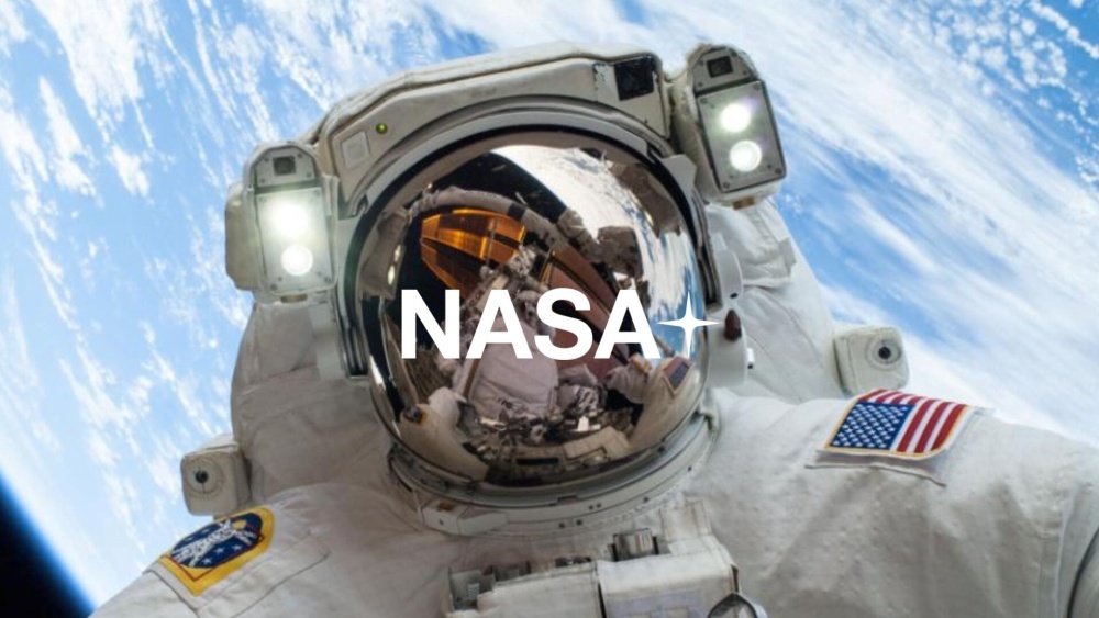 地球を背にした宇宙飛行士の写真