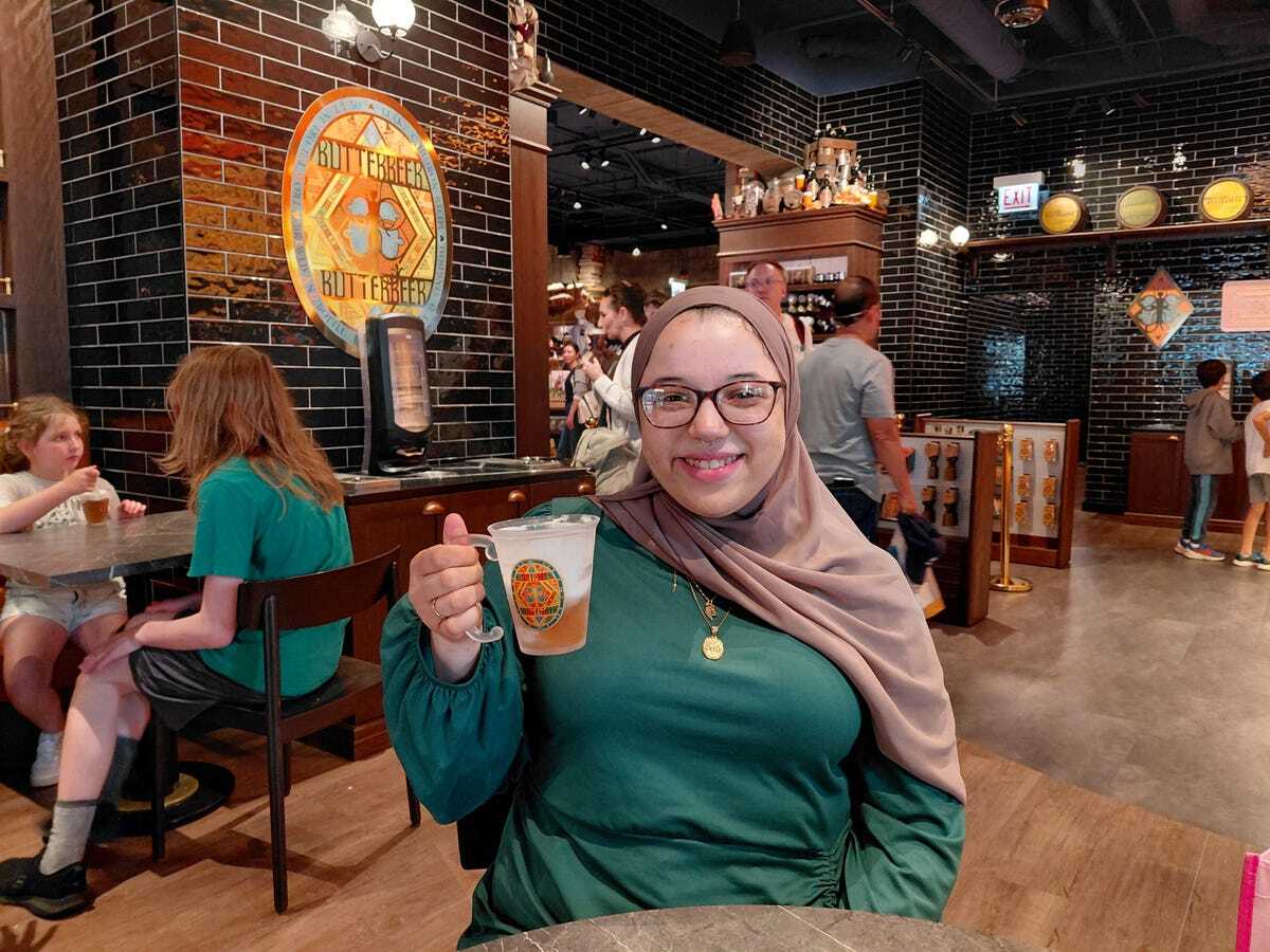 Galaxy A36 5Gの標準モードで撮影した、飲み物を手にした友人の写真