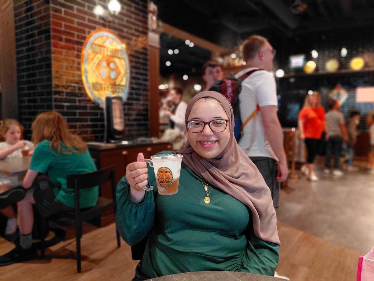 ポートレートモードで撮影した、同じ友人の写真