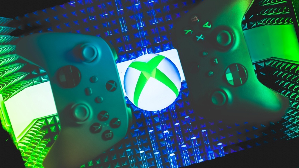 Xboxのロゴと2台のコントローラー