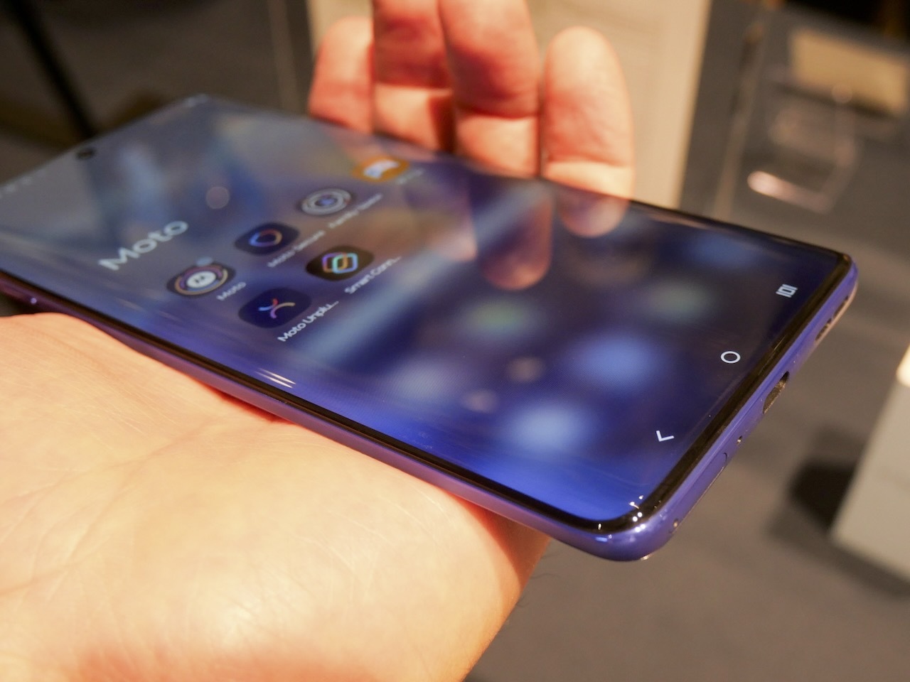 motorola edge 60 proは画面サイズが約6.67インチと大きいだけでなく、左右だけでなく上下の側面もカーブしたディスプレイを採用するなど、デザイン面で強い個性を打ち出している