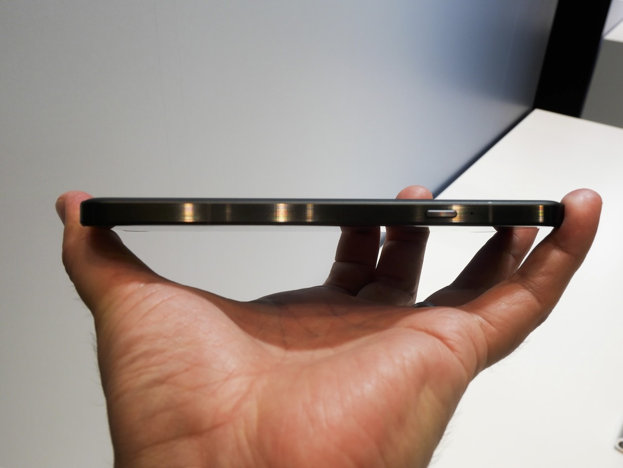 左側面上部にキーを備えているのも両機種の大きな特徴。arrows Alphaでは「アクションキー」、motorola edge 60 proでは「AIキー」という名称で、共にデフォルトでは長押しすることでAI関連の機能を呼び出せる